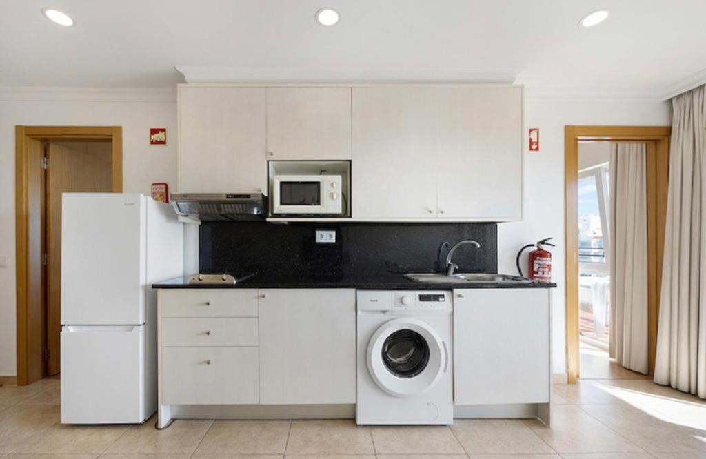 Cozy Apartment With Seaview 300M From The Beach Portimão Exterior foto